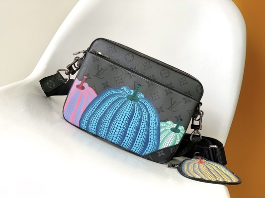 Der Trio-Monogramm-gebrandmarkten Unisexmänner LV x YK Straßen-Art-Zusammenarbeit 3WAY der Taschen-M46358