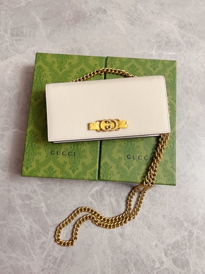 Hellrosa lederne Mini Designer Purses Gucci Python-Geldbörse auf Ketten-WOC mit dem Ineinander greifen von G