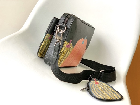 Der Trio-Monogramm-gebrandmarkten Unisexmänner LV x YK Straßen-Art-Zusammenarbeit 3WAY der Taschen-M46358
