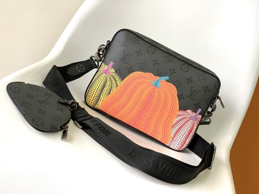 Der Trio-Monogramm-gebrandmarkten Unisexmänner LV x YK Straßen-Art-Zusammenarbeit 3WAY der Taschen-M46358