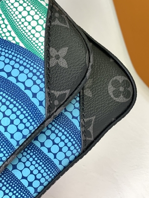 Der Trio-Monogramm-gebrandmarkten Unisexmänner LV x YK Straßen-Art-Zusammenarbeit 3WAY der Taschen-M46358