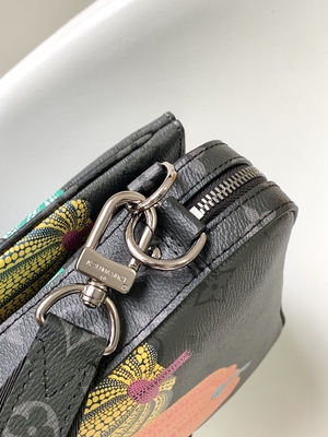 Der Trio-Monogramm-gebrandmarkten Unisexmänner LV x YK Straßen-Art-Zusammenarbeit 3WAY der Taschen-M46358