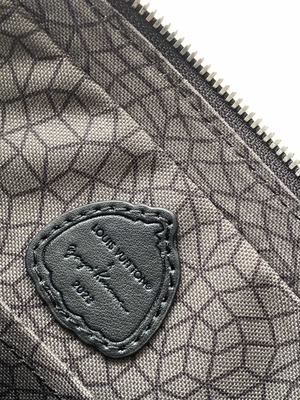 Der Trio-Monogramm-gebrandmarkten Unisexmänner LV x YK Straßen-Art-Zusammenarbeit 3WAY der Taschen-M46358