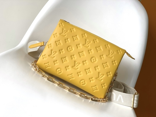 Sonnenblumen-Monogramm prägte kundenspezifische eingebrannte Taschen Coussin P.M. Louis Vuitton Puffy Lambskin