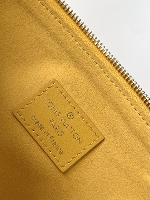 Sonnenblumen-Monogramm prägte kundenspezifische eingebrannte Taschen Coussin P.M. Louis Vuitton Puffy Lambskin