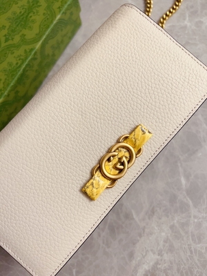 Hellrosa lederne Mini Designer Purses Gucci Python-Geldbörse auf Ketten-WOC mit dem Ineinander greifen von G