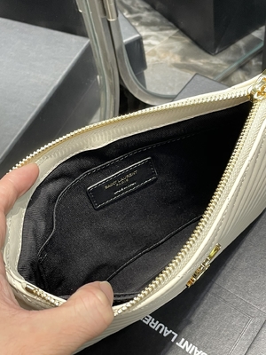 Monogramm steppte ledernes YVES SAINT LAURENT steppte Lederbeutel-Umschlag-Kupplung