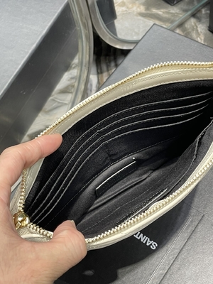 Monogramm steppte ledernes YVES SAINT LAURENT steppte Lederbeutel-Umschlag-Kupplung
