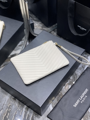 Monogramm steppte ledernes YVES SAINT LAURENT steppte Lederbeutel-Umschlag-Kupplung