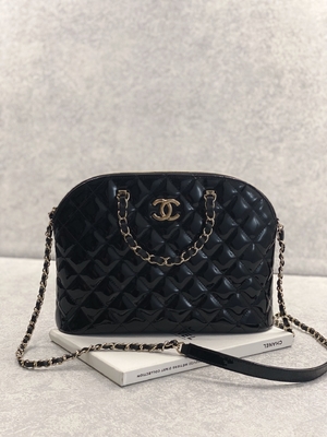 Kleiner Chanel Patent Calfskin Shopping Bag mit Retro- Dame Style