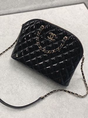 Kleiner Chanel Patent Calfskin Shopping Bag mit Retro- Dame Style