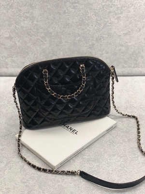 Kleiner Chanel Patent Calfskin Shopping Bag mit Retro- Dame Style