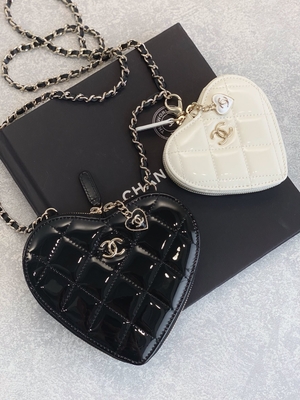 Lackiertes KettenKalbsleder Preloved brannte Taschen-Gold Tone Metal Black And White ein