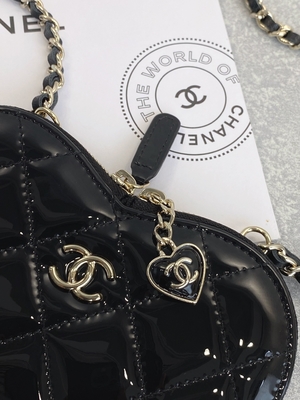 Lackiertes KettenKalbsleder Preloved brannte Taschen-Gold Tone Metal Black And White ein