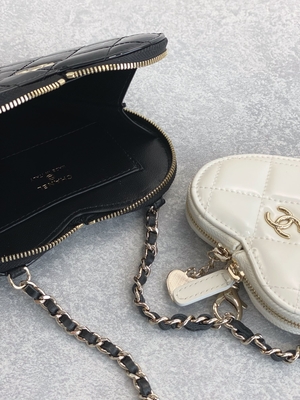 Lackiertes KettenKalbsleder Preloved brannte Taschen-Gold Tone Metal Black And White ein